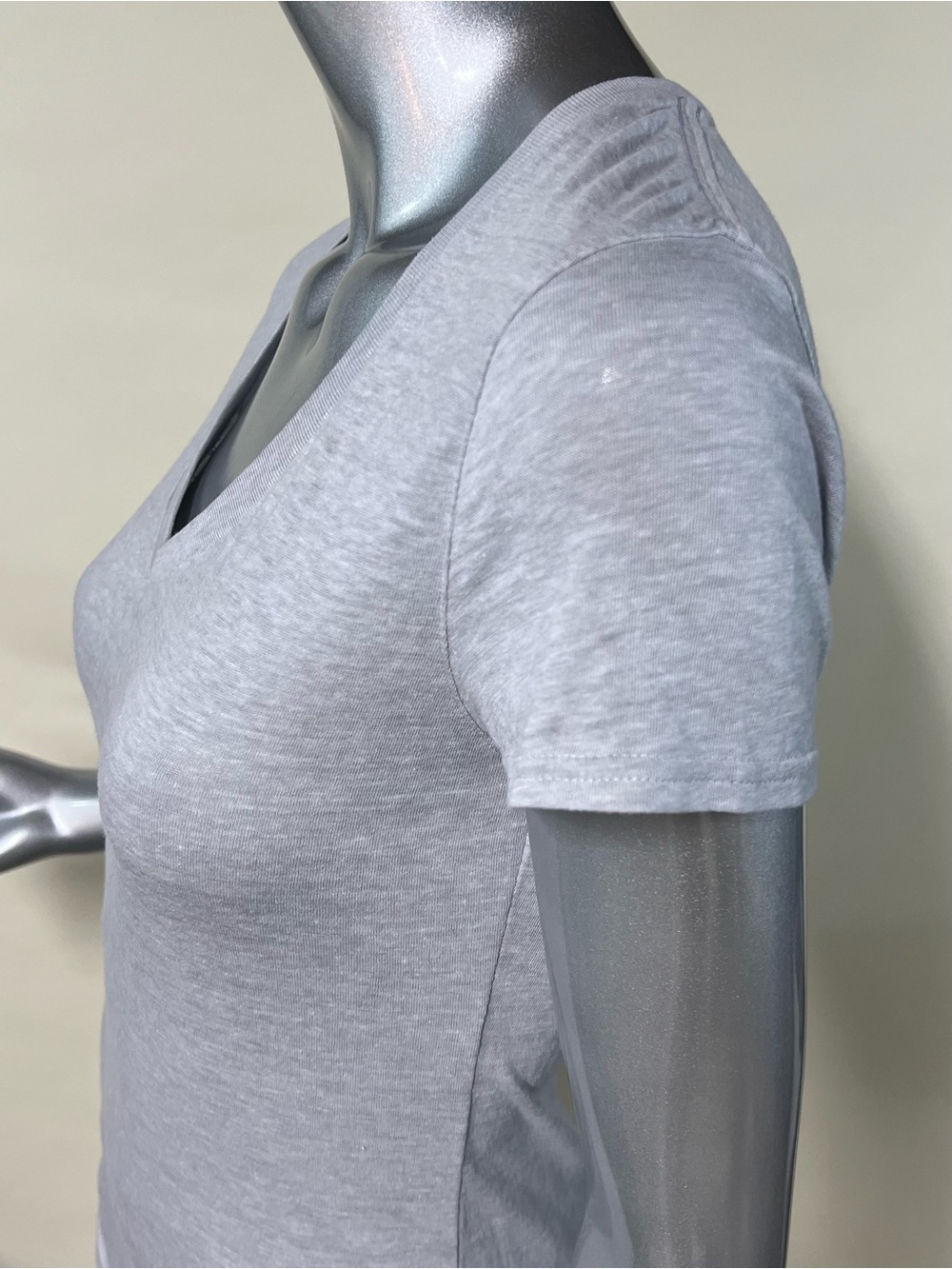Under Armour Women’s Small Light Grey Thin V Neck T Shirt Heat Gear - Picture 8 of 16